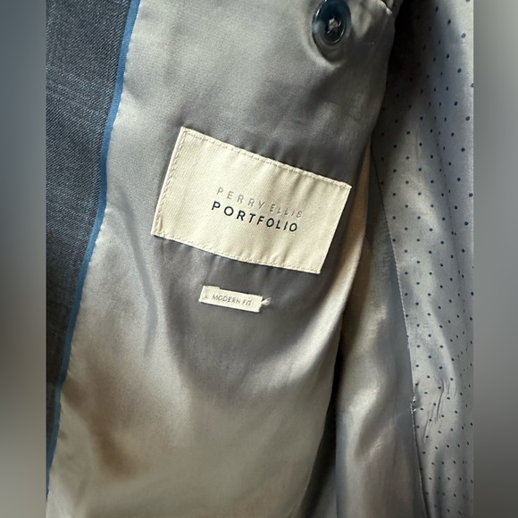 Perry Ellis sports coat. - Picture 3 of 4